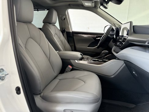 Used 2024 Toyota Highlander Limited image 50