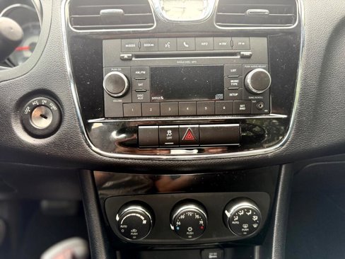 Used 2011 Chrysler 200 Touring image 32