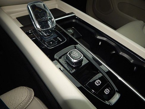 New 2026 Volvo XC60 T8 Ultra w/ Protection Package Premier image 17