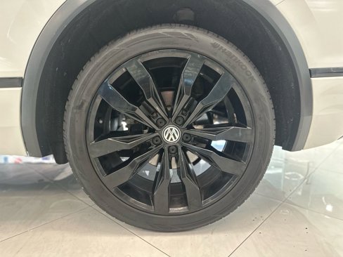 Used 2021 Volkswagen Tiguan SE R-Line image 41