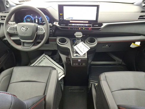 Used 2025 Toyota Sienna XSE image 10