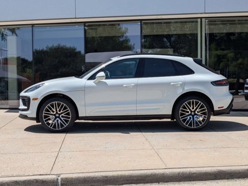 Certified 2025 Porsche Macan image 2