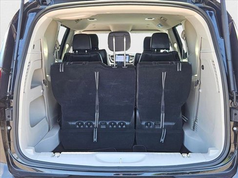 Used 2024 Chrysler Pacifica Touring-L image 6