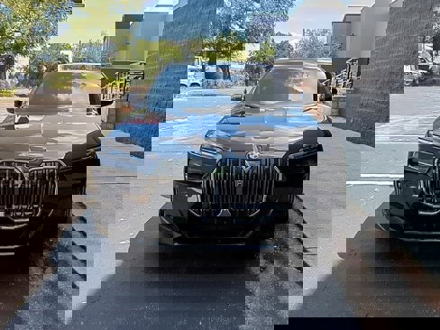 Used 2025 BMW 750e xDrive w/ Executive Package image 3
