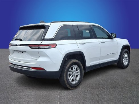 Used 2024 Jeep Grand Cherokee Laredo image 4