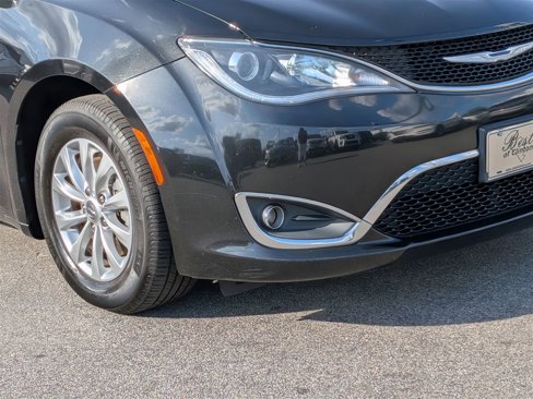 Used 2018 Chrysler Pacifica Touring-L image 9