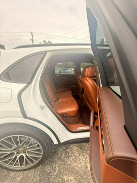 Used 2022 Porsche Cayenne w/ Premium Package image 18