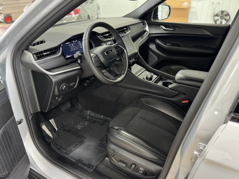 Used 2024 Jeep Grand Cherokee L Laredo image 18