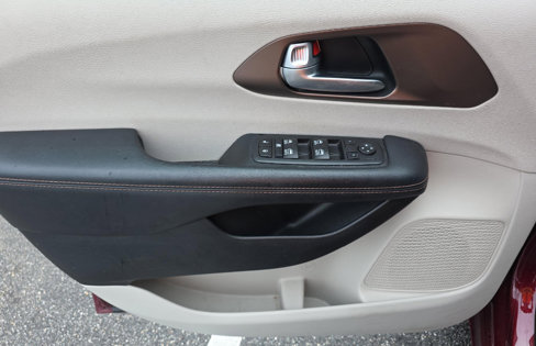 Used 2017 Chrysler Pacifica Touring-L Plus w/ Tire & Wheel Group image 8