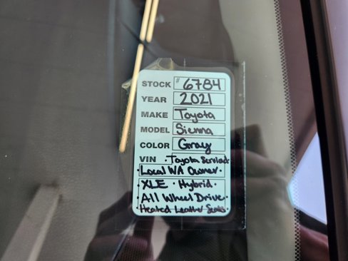 Used 2021 Toyota Sienna XLE image 2