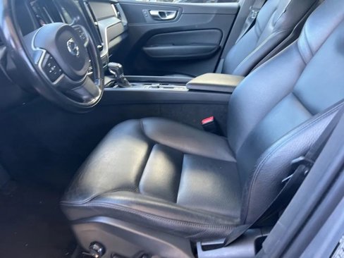 Used 2018 Volvo XC60 T5 Momentum w/ Advanced Package image 33