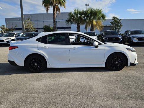 Used 2025 Toyota Camry SE image 3