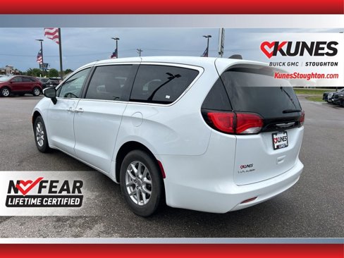 Used 2023 Chrysler Voyager LX image 9