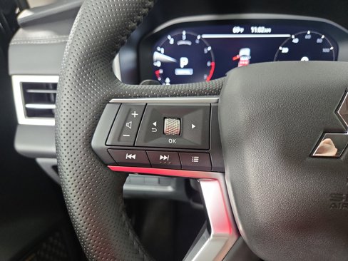 New 2025 Mitsubishi Outlander SE image 15