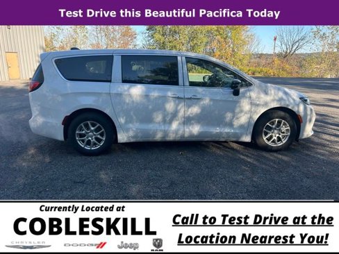 New 2026 Chrysler Pacifica Select image 3