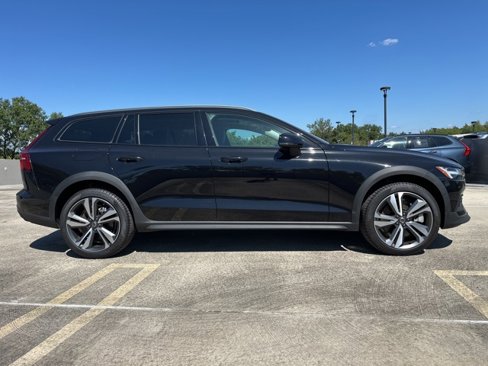 Used 2025 Volvo V60 B5 Cross Country Plus w/ Protection Package Premier image 8