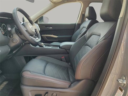 Used 2025 Nissan Pathfinder Platinum w/ Cargo Package image 31