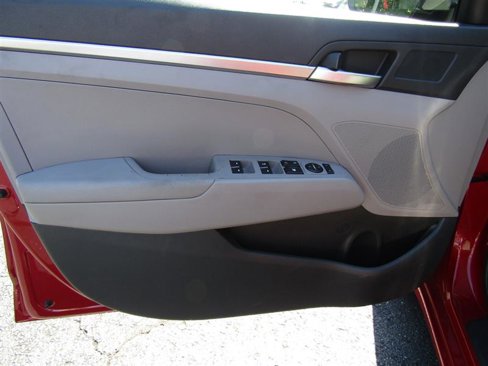 Used 2020 Hyundai Elantra SE image 9