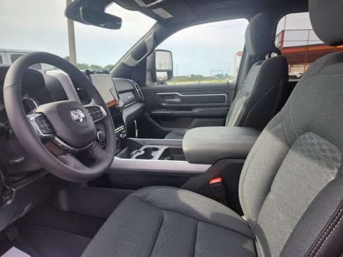 New 2025 RAM 1500 4x4 Crew Cab image 12