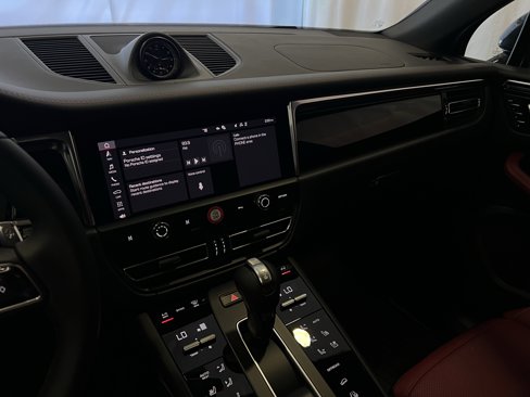 New 2026 Porsche Macan image 18