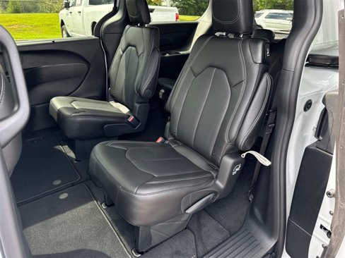 New 2026 Chrysler Pacifica Select image 16