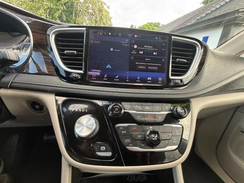 Used 2022 Chrysler Pacifica Limited image 21