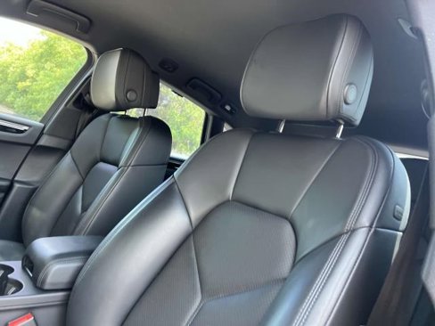 Certified 2022 Porsche Macan image 5