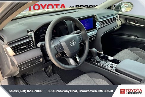 Used 2025 Toyota Camry LE image 12
