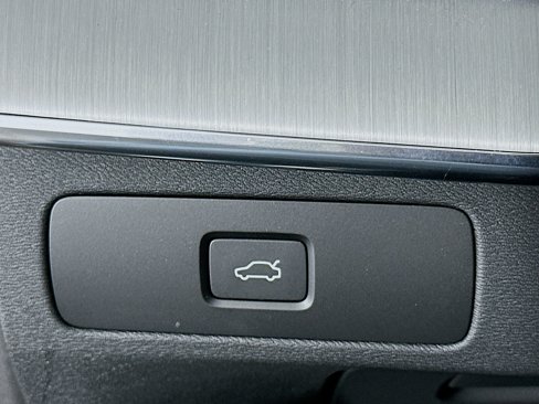 Used 2024 Volvo XC90 B5 Core image 17