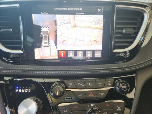 New 2025 Chrysler Pacifica Limited image 40