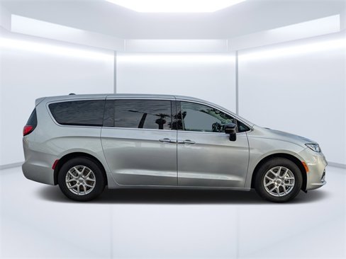 Used 2024 Chrysler Pacifica Touring-L image 2