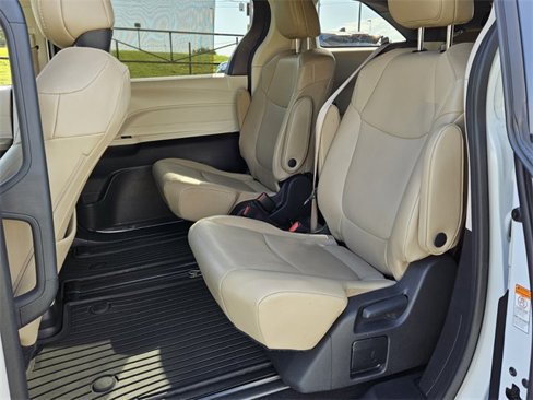 Used 2024 Toyota Sienna XLE image 8
