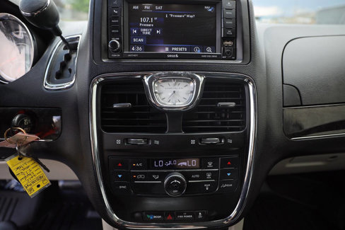 Used 2015 Chrysler Town & Country Touring image 19