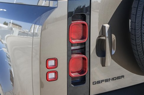 New 2025 Land Rover Defender 110 X-Dynamic SE image 7