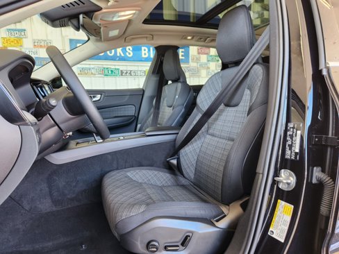 Used 2022 Volvo XC60 B5 Momentum image 4