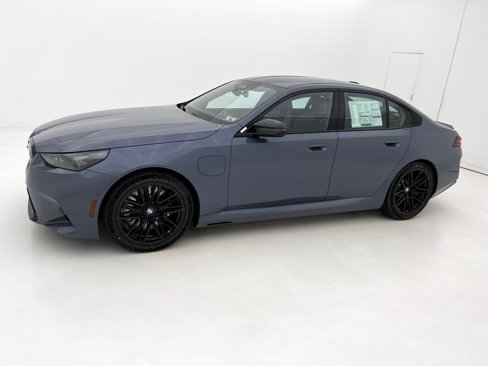 New 2026 BMW M5 w/ Carbon Package image 2