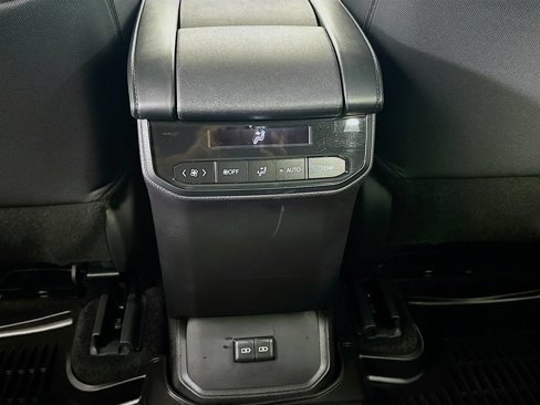 Used 2025 Toyota Highlander LE image 28