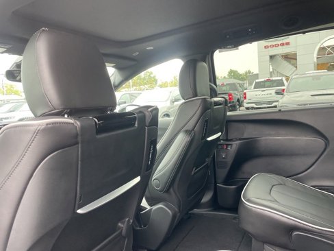 New 2026 Chrysler Pacifica Limited w/ Uconnect Theater Family Group image 30