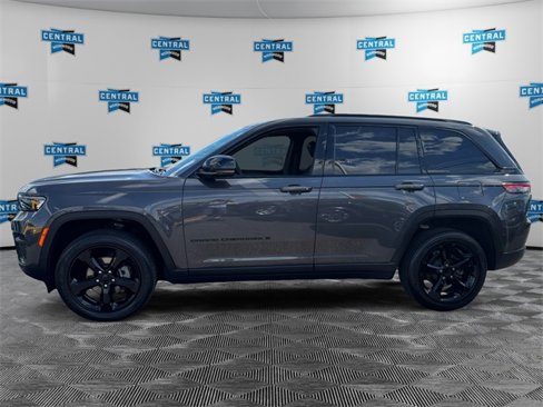 Used 2023 Jeep Grand Cherokee Altitude image 3