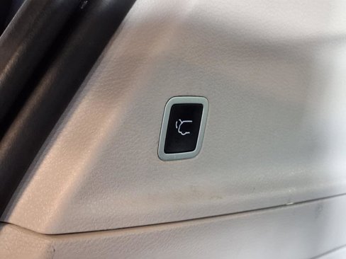 Used 2023 Chrysler Pacifica Touring-L image 7