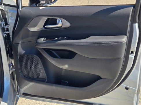 New 2026 Chrysler Pacifica Select image 4