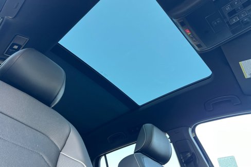 Certified 2022 Volkswagen Tiguan SEL R-Line image 17