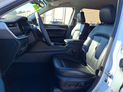 Certified 2023 Jeep Grand Cherokee L Limited w/ Black Appearance Package image 14