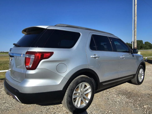 Used 2017 Ford Explorer XLT w/ Equipment Group 202A image 5