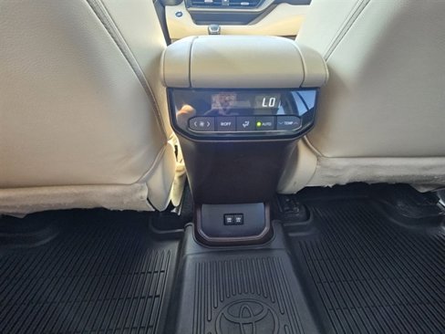 Used 2021 Toyota Highlander XLE image 19