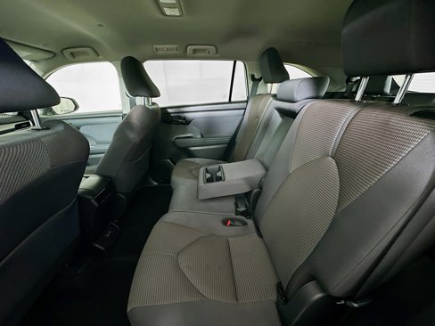 Used 2024 Toyota Highlander LE image 28