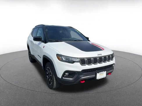 Used 2025 Jeep Compass Trailhawk image 3