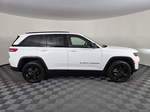 Used 2023 Jeep Grand Cherokee Altitude image 3