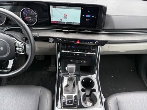 Used 2024 Kia Carnival EX image 11