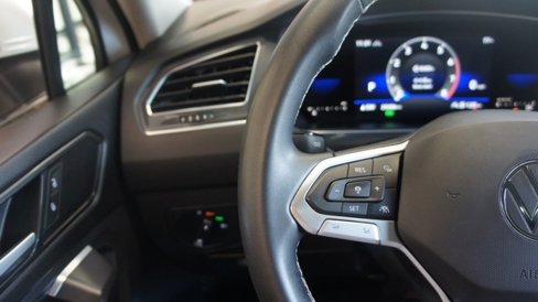 Used 2022 Volkswagen Tiguan SE image 22
